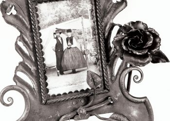 <a href="http://bighornforge.com/lighting-candlesticks/"target="blank">Picture Frame</a>