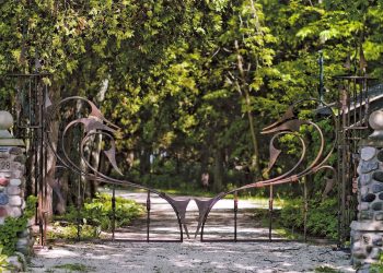 <a href="http://bighornforge.com/about/significant-projects/port-washington-residence/" target="_blank">Sculptural Gate</a>