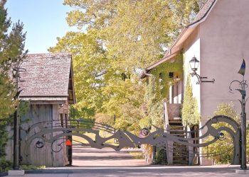 <a href="http://bighornforge.com/main-gate-at-lynden-sculpture-garden-jazz-in-metal/" target="_blank">Main Driveway Gate</a>