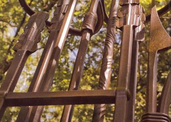 <a href="http://bighornforge.com/about/significant-projects/port-washington-residence/" target="_blank">Sculptural Gate</a> detail