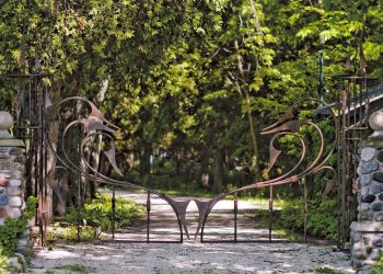 <a href="http://bighornforge.com/about/significant-projects/port-washington-residence/" target="_blank">Sculptural Gate</a>